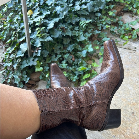Gianna Bini Brown Embossed  Womens Leather Cowboy Boots - Picture 3 of 11
